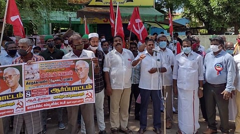 திருச்சியில் ஆர்ப்பாட்டத்தில் ஈடுபட்ட மார்க்சிஸ்ட் கம்யூனிஸ்ட் உள்ளிட்ட கட்சியினர்.