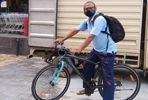 70 வயதில் சைக்கிளில் கரோனா நிவாரணப் பொருட்கள் விநியோகம்: ஹைதராபாத் இளைஞரின் சேவை