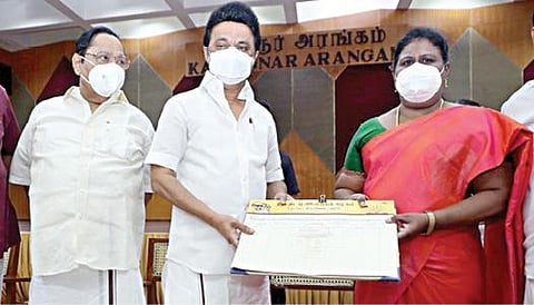 சென்னையில் திமுக தலைவரும் முதல்வருமான மு.க.ஸ்டாலின் முன்னிலை யில் திமுகவில் இணைந்தார் விஜிலா சத்தியானந்த்.