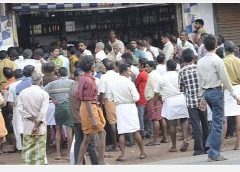 கேரள மதுக்கடைகள் முன் கூட்டம் | கோப்புப்படம்