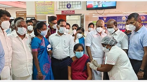 சிவகங்கை அரசு மருத்துவமனையில் கரோனா தடுப்பூசி முகாமைப் பார்வையிட்ட அமைச்சர்கள் மா.சுப்ரமணியன், கே.ஆர்.பெரியகருப்பன். அருகில் சுகாதாரத் திட்ட இயக்குநர் தாரேஸ் அகமது, மாவட்ட ஆட்சியர் பி.மதுசூதன்ரெட்டி.