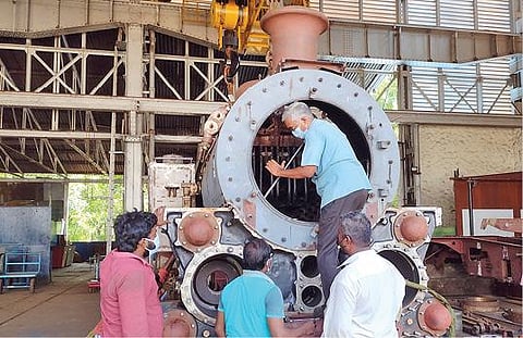 பொன்மலை ரயில்வே பணிமனையில் ஊட்டி மலை ரயில் நிறுவனத்துக்கு மலை ரயில் இன்ஜின் தயாரிப்புப் பணியில் ஈடுபட்டுள்ள ஊழியர்கள்.படம்: ஜெ.ஞானசேகர்