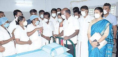 ராமநாதபுரம் அரசு மருத்துவமனையில் குழந்தைகளுக்கான வார்டில் ஆய்வு செய்த அமைச்சர் மா.சுப்பிரமணியன். அருகில் தேசிய சுகாதாரப் பணிகள் இயக்கத் திட்ட இயக்குநர் தாரேஷ் அகமது, ஆட்சியர் ஜெ.யு.சந்திரகலா உள்ளிட்டோர்.