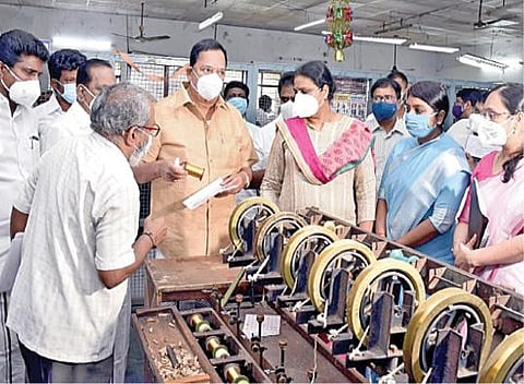காஞ்சிபுரம் ஓரிக்கையில் உள்ள தமிழ்நாடு ஜரிகை உற்பத்தி ஆலையை ஆய்வு செய்கிறார் கைத்தறி மற்றும் துணிநூல் துறை அமைச்சர் ஆர்.காந்தி. உடன் அத்துறை முதன்மைச் செயலர் அபூர்வா, ஆணையர் பீலா ராஜேஷ், மாவட்ட ஆட்சியர் மா.ஆர்த்தி.