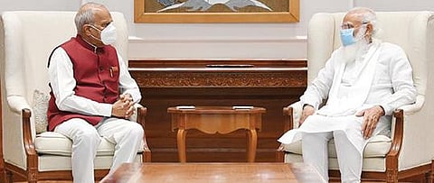 பிரதமர் நரேந்திர மோடியை அவரது இல்லத்தில் தமிழக ஆளுநர் பன்வாரிலால் புரோஹித் நேற்று மாலை சந்தித்துப் பேசினார்.