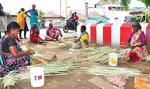 நாகலாபுரத்தில் பனை ஓலை பெட்டிகளை தயாரிக்கும் பணியில் ஈடுபட்டுள்ள பெண் தொழிலாளர்கள்.