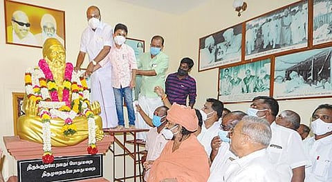 குன்றக்குடி அடிகளார் பிறந்த நாளை முன்னிட்டு குன்றக்குடியில் உள்ள மணிமண்டபத்தில் அவரது சிலைக்கு மாலை அணிவித்த அமைச்சர் கே.ஆர்.பெரியகருப்பன். அருகில் குன்றக்குடி பொன்னம்பல அடிகளார்.