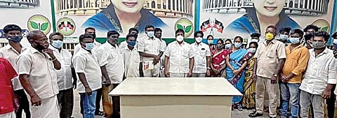 சென்னை புறநகர் மாவட்ட செயலாளர் கே.பி. கந்தன் முன்னிலையில் அதிமுகவில் இணைந்த அமமுக நிர்வாகிகள்.