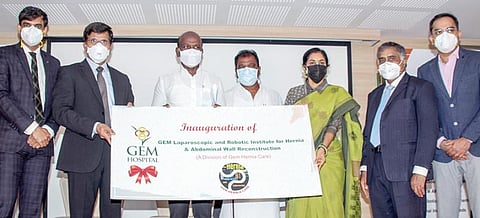 சென்னை பெருங்குடி ஜெம் மருத்துவமனையில் ஜெம் லேப்ராஸ்கோபிக் - ரோபோட்டிக் குடலிறக்கம் - வயிறு மறுசீரமைப்பு சிகிச்சை மையத்தை சுகாதாரத்துறை அமைச்சர் மா.சுப்பிரமணியன் தொடங்கிவைத்தார். மருத்துவமனையின் நிறுவனர் மற்றும் தலைவர் மருத்துவர் சி.பழனிவேலு, மருத்துவமனையின் தலைமைச் செயல் அதிகாரி மருத்துவர் எஸ்.அசோகன், இயக்குநர் மருத்துவர் பி.செந்தில்நாதன், மருத்துவர் தீபக் சுப்பிரமணியம், தென்சென்னை தொகுதி எம்பி தமிழச்சி தங்கபாண்டியன், சோழிங்கநல்லூர் தொகுதி எம்எல்ஏ அரவிந்த் ரமேஷ் ஆகியோர் உடன் உள்ளனர். படம்: பு.க.பிரவீன்