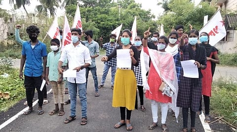 புதுக்கோட்டை மாவட்ட முதன்மைக் கல்வி அலுவலர் அலுவலகம் அருகே ஆர்ப்பாட்டத்தில் ஈடுபட்ட இந்திய மாணவர் சங்கத்தினர்.