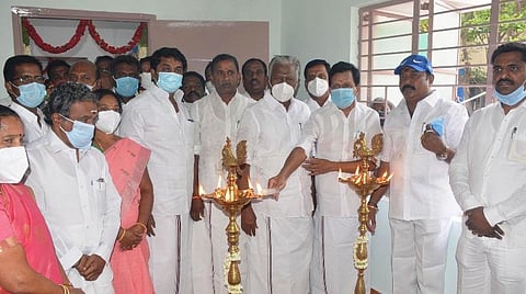 கிருஷ்ணகிரியில் சட்டப்பேரவை உறுப்பினர் அலுவலகத்தை அதிமுக துணை ஒருங்கிணைப்பாளர் கே.பி.முனுசாமி எம்எல்ஏ குத்துவிளக்கேற்றி திறந்து வைத்தார்.