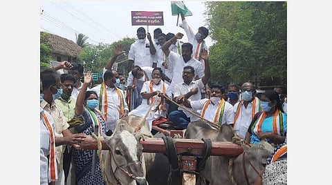 பெட்ரோல், டீசல் விலை உயர்வைக் கண்டித்து காரைக்காலில் மாட்டு வண்டியில் வந்து போராட்டத்தில் ஈடுபட்ட புதுச்சேரி முன்னாள் முதல்வர் வி.நாராயணசாமி மற்றும் காங்கிரஸ் கட்சியினர்.