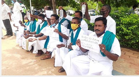 பயிர்க்காப்பீடு இழப்பீட்டுத் தொகை: குளுக்கோஸ் ஏற்றிக்கொண்டு விவசாயிகள் போராட்டம்
