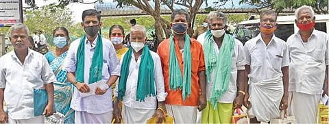 தூத்துக்குடி ஆட்சியர் அலுவலகத்துக்கு மனு கொடுக்க வந்த தமிழ் விவசாயிகள் சங்க நிர்வாகிகள். படம்: என்.ராஜேஷ்
