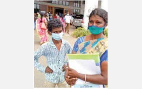 மாற்றுத்திறனாளி மகனுக்கு உதவித்தொகை கிடைக்குமா? - அதிகாரிகள் அலைக்கழிப்பதால் பெற்றோர் வேதனை