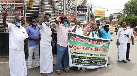 திருச்சியில் இன்று ஆர்ப்பாட்டத்தில் ஈடுபட்ட தமிழ்த் தேசியப் பேரியக்கம் மற்றும் காவிரி உரிமை மீட்புக் குழுவினர்.