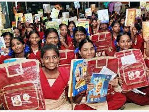 பாடப் புத்தகங்கள், நோட்டுகள், பைகளில் அரசியல் தலைவர்கள் படம் பொறிக்கத் தடை விதிக்க வேண்டும்: உயர் நீதிமன்றத்தில் வழக்கு