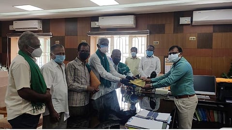 ஆட்சியர் அமர் குஷ்வாஹாவிடம் கோரிக்கை மனு அளித்த விவசாய சங்கப் பிரதிநிதிகள்.