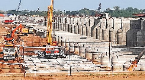 கடலூர் மாவட்டம் ஆதனூருக்கும் நாகப்பட்டினம் மாவட்டம் குமாரமங்கலத்துக்கும் இடையே கொள்ளிடம் ஆற்றில் கதவணை கட்டும் பணி நடைபெற்று வருகிறது.