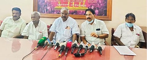 இந்திய கம்யூனிஸ்ட் கட்சியின் புதுச்சேரி மாநிலச் செயலர் சலீம் செய்தியாளர்களுக்கு பேட்டியளிக்கிறார். அருகில் முன்னாள் அமைச்சர் விஸ்வநாதன் மற்றும் நிர்வாகிகள். படம்: செ. ஞானபிரகாஷ்