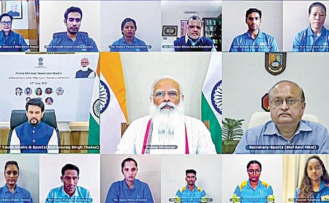 டோக்கியோ ஒலிம்பிக் போட்டியில் பங்கேற்கும் இந்திய வீரர், வீராங்கனைகளுடன் பிரதமர் நரேந்திர மோடி நேற்று காணொலி வாயிலாக கலந்துரையாடினார்.படம்: பிடிஐ