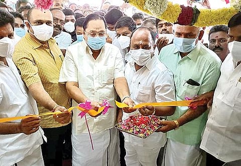 புதுப்பிக்கப்பட்ட அணைக்கட்டு எம்எல்ஏ அலுவலகத்தை திறந்து வைத்த நீர்பாசனத் துறை அமைச்சர் துரைமுருகன். அருகில், எம்எல்ஏ ஏ.பி.நந்தகுமார் உள்ளிட்டோர்.