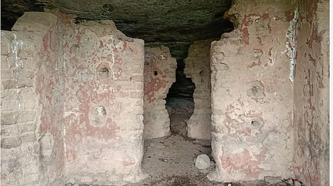 ஆர்மா மலையில் உள்ள குகை சிதிலமடைந்து காணப்படுகிறது.