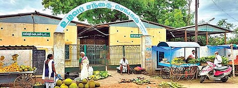 செங்கத்தில் மூடப்பட்டுள்ள உழவர் சந்தையின் முன்பாக கடை வைத்துள்ள விவசாயிகள்.
