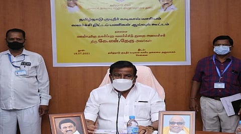 ஆய்வுக் கூட்டத்தில் அமைச்சர் கே.என்.நேரு.