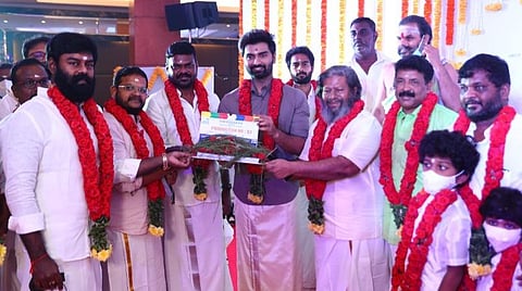 சற்குணம் இயக்கத்தில் அதர்வா: பூஜையுடன் பணிகள் துவக்கம்