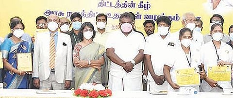பெரம்பலூர் ஆட்சியர் அலுவலகத்தில் நேற்று நடைபெற்ற நிகழ்ச்சியில், கரோனா பெருந்தொற்று காலத்தில் சிறப்பாக பணியாற்றிய மருத்துவர்கள், மருத்துவப் பணியாளர்கள் மற்றும் செவிலியர்களுக்கு பாராட்டுச் சான்றுகளை வழங்குகிறார் அமைச்சர் எஸ்.எஸ்.சிவசங்கர். உடன், ஆட்சியர் வெங்கடபிரியா, எம்எல்ஏ பிரபாகரன் உள்ளிட்டோர்.