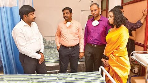 மதுரை கோ.புதூரில் நேத்ராவதி மருத்துவமனையை திறந்து வைத்து பார்வையிட்ட கேரள தொழில் வளர்ச்சிக் கழக இயக்குநர் ஜி.ராஜமாணிக்கம் (இடது ஓரம்). படம்: எஸ்.கிருஷ்ணமூர்த்தி