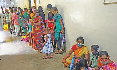 விழுப்புரம் ஆட்சியர் அலுவலகத்தில் உள்ள இ- சேவை மையம் முன்பு குவிந்துள்ள பொதுமக்கள்.