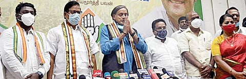 அகில இந்திய காங்கிரஸ் ஊடகப் பிரிவு தலைவரும், மக்களவை உறுப்பினருமான சசி தரூர் தமிழக காங்கிரஸ் தலைமையகமான சென்னை சத்தியமூர்த்தி பவனில் நேற்று செய்தியாளர்களை சந்தித்து பேசினார். தமிழக காங்கிரஸ் தலைவர் கே.எஸ்.அழகிரி, காங்கிரஸ் தேசிய செயலாளர் வல்ல பிரசாத், விஜய் வசந்த் எம்.பி. மற்றும் கட்சி நிர்வாகிகள் உடனிருந்தனர். படம்: ம.பிரபு