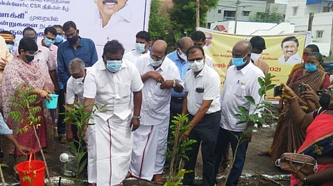 அரியலூர் பெரியார் நகரில் மியாவாக்கி முறையில் குறுங்காடுகள் அமைக்கும் பணியை மரக்கன்றுகள் நட்டுவைத்துத் தொடங்கி வைத்தார் அமைச்சர் எஸ்.எஸ்.சிவசங்கர்.