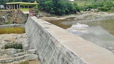 தமிழக-ஆந்திர எல்லையான புல்லூரில் பாலாற்றின் குறுக்கே கட்டப் பட்டுள்ள தடுப்பணை (கோப்புப்படம்).