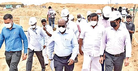 மாமல்லபுரம் அருகே உள்ள சூளேரிக்காடு பகுதியில் கடல்நீரை குடிநீராக்கும் திட்டப் பணிகளை, நகர்ப்புற வளர்ச்சித் துறை அமைச்சர் கே.என்.நேரு ஆய்வு செய்தார்.