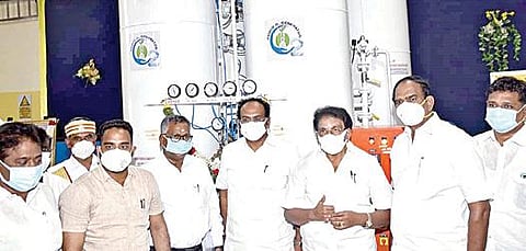 விருதுநகர் அருகே ராம்கோ சிமெண்ட் ஆலையில் விரிவுபடுத்தப்பட்ட ஆக்சிஜன் உற்பத்தி மையத்தை தொடக்கி வைத்த அமைச்சர்கள் சாத்தூர் ராமச்சந்திரன், தங்கம்தென்னரசு. அருகில் மாவட்ட ஆட்சியர் மேகநாதரெட்டி மற்றும் எம்எல்ஏக்கள்.