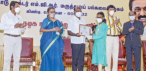 சென்னை கிண்டியில் உள்ள தமிழ்நாடு டாக்டர் எம்ஜிஆர் மருத்துவப் பல்கலைக்கழகத்தில் நேற்று நடைபெற்ற பல்கலைக்கழக நாள் விழாவில் மருத்துவம் மற்றும் மருத்துவம் சார்ந்த துணைப் படிப்புகளில் அதிக மதிப்பெண் பெற்ற மாணவ, மாணவிகளுக்கு பதக்கங்கள், பரிசுகளை சுகாதாரத் துறை அமைச்சர் மா.சுப்பிரமணியன் வழங்கினார். துறை செயலர் ஜெ.ராதாகிருஷ்ணன், சிறப்பு பணி அலுவலர் ப.செந்தில்குமார், பல்கலைக்கழகத் துணைவேந்தர் சுதா சேஷய்யன், பதிவாளர் ம.பா.அஸ்வத் நாராயணன் ஆகியோர் உடன் உள்ளனர்.படம்: பு.க.பிரவீன்