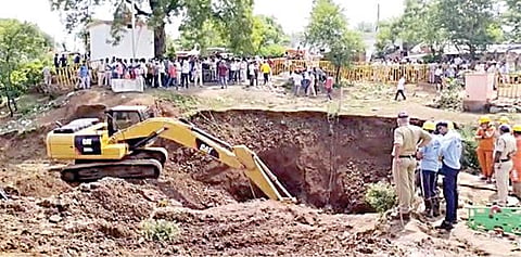 மத்திய பிரதேசம் விதிஷா மாவட்டம், கன்ஞ் பசோடா பகுதியில் கிணற்றுக்குள் தவறி விழுந்து 11 பேர் உயிரிழந்தனர். அங்கு நடந்து வரும் மீட்புப் பணியில் ஈடுபட்டுள்ள வீரர்கள்.படம்: ஏ.எம்.பரூக்கி