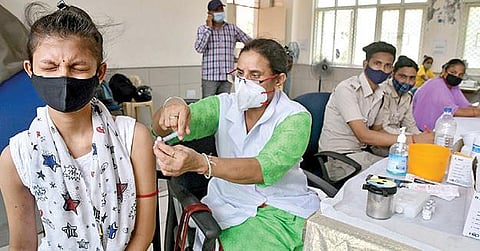 டெல்லியில் உள்ள டாகா காலனியில் அமைக்கப்பட்டுள்ள கரோனா வைரஸ் தடுப்பூசி முகாமில் நேற்று தடுப்பூசி செலுத்திக் கொள்ளும் பொதுமக்கள்.படம்: சுஷில் குமார் வர்மா.