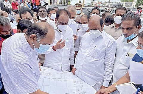 சென்னை புறநகரான தாம்பரம், பல்லாவரம் உள்ளிட்ட பகுதிகளில் நடைபெறும் மேம்பாலப் பணிகளை பொதுப்பணித் துறை அமைச்சர் எ.வ.வேலு நேற்று பார்வையிட்டு அதிகாரிகளுடன் ஆய்வு செய்தார். உடன் தாம்பரம் எம்எல்ஏ எஸ்.ஆர்.ராஜா உள்ளிட்டோர். படம்: எம்.முத்துகணேஷ்