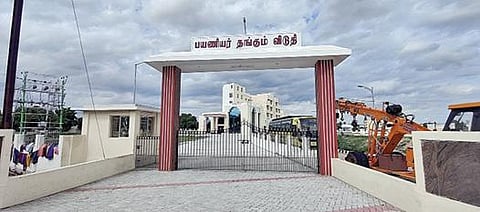 ஒலிமுகம்மது பேட்டை அருகே நவீன வசதிகளுடன் அமைக்கப்பட்டுள்ள பக்தர்கள் தங்கும் விடுதி, கட்டுமானப் பணிகள் நிறைவடைந்து திறப்பு விழாவுக்கு தயார் நிலையில் உள்ளது.