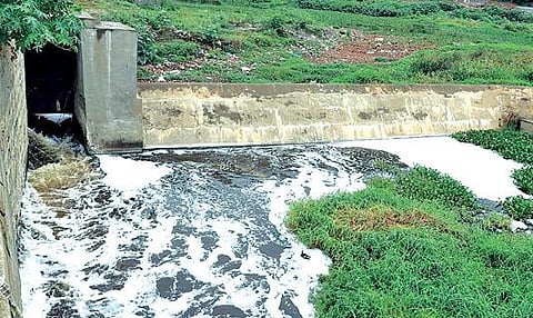 நொய்யலாற்றில் நிறம் மாறி ஓடிய தண்ணீர்: சாயக் கழிவுநீரை திறந்துவிடுவதாக புகார்