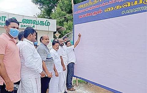 புதுக்கோட்டை மாவட்டம் அறந்தாங்கி பேருந்து நிலையம் அருகே நேற்று நடைபெற்ற கையெழுத்து இயக்கத்தில் கலந்துகொண்டோர்.