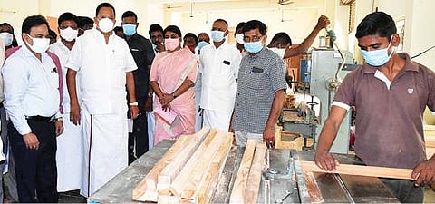 பள்ளிகொண்டாவில் தமிழ்நாடு கதர் கிராம தொழில் வாரியத்தின் கட்டுப்பாட்டில் செயல்படும் தச்சு கருமார கூடத்தை ஆய்வு செய்த அமைச்சர் ஆர்.காந்தி. அருகில், கைத்தறி மற்றும் துணிநூல் துறை முதன்மை செயலாளர் பீலா ராஜேஷ், கதர் கிராமத் தொழில் வாரிய தலைமை செயல் அலுவலர் சங்கர் உள்ளிட்டோர்.