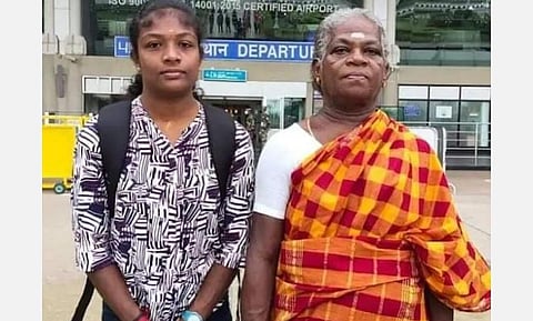 பாட்டி ஆரம்மாளுடன் ரேவதி.