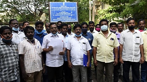 புதுச்சேரி தொழிலாளர் மற்றும் வேலைவாய்ப்பு அமைச்சகத்தில் என்எல்சி ஓப்பந்த தொழிலாளர் பணி நிரந்திரம் செய்யக்கோரி நடந்த பேச்சு வார்த்தையில் ஈடுபட்ட என்.எல்.சி தொழிலாளர்கள். படம் எம்.சாம்ராஜ்