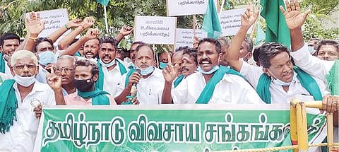 திருச்சி தலைமை அஞ்சல் நிலையம் முன் நேற்று ஆர்ப்பாட்டத்தில் ஈடுபட்ட விவசாய சங்கங்களின் கூட்டு இயக்கத்தினர்.