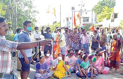 கோயில் சேதமடைந்ததை கண்டித்து மறியலில் ஈடுபட்ட பொதுமக்கள் மற்றும் இந்து முன்னணியினர்.